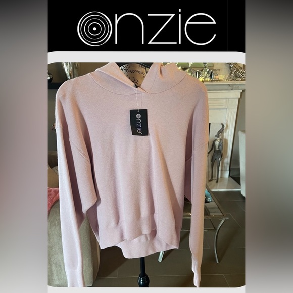 Onzie Tops - 🆕 ONZIE Baby Pink M/L Crop Hoodie